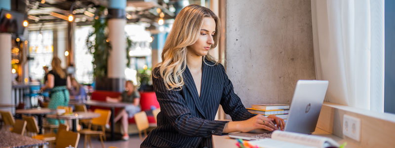 Student Femke studeert in café