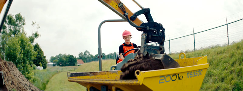 Student Iris aan het werk in de bouw