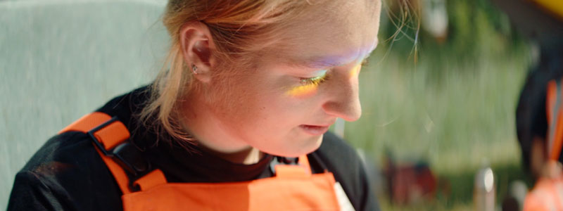 Student Iris studeren met regenboog op gezicht