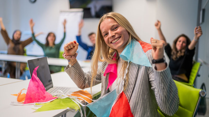 Student Nadine juicht met vlaggetjes om haar heen