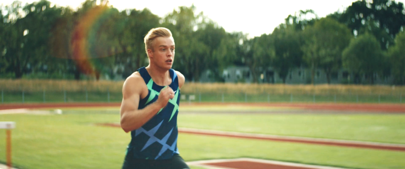 Sven op de atletiekbaan in actie