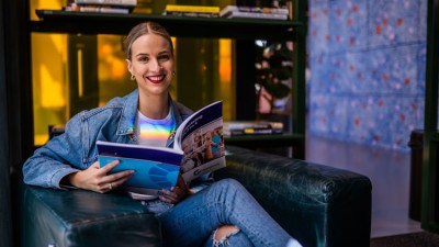 Student Femke leert met haar studieboek