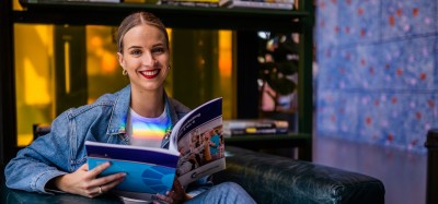 Student Femke aan het studeren