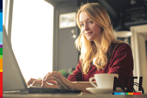 vrouw studeert achter laptop