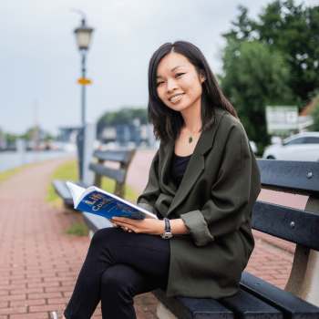 Student Wendy student buiten op een bankje