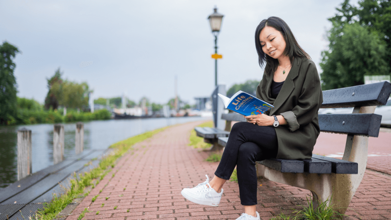 Student Wendy studeert buiten op een bank