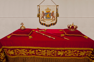 De credenstafel met de regalia. Deze wordt gebruikt tijdens de inhuldiging na de abdicatie van de Vorstin of Vorst.